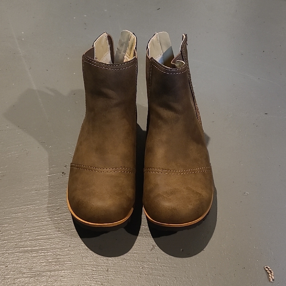 JBU Black and Tan Ankle Boots